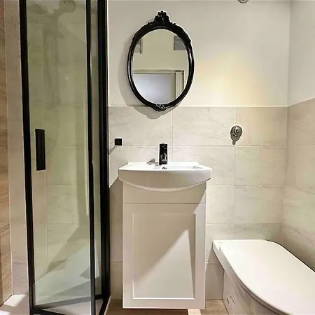 Warm Retreat In The Heart Of Cls Station Apartment *